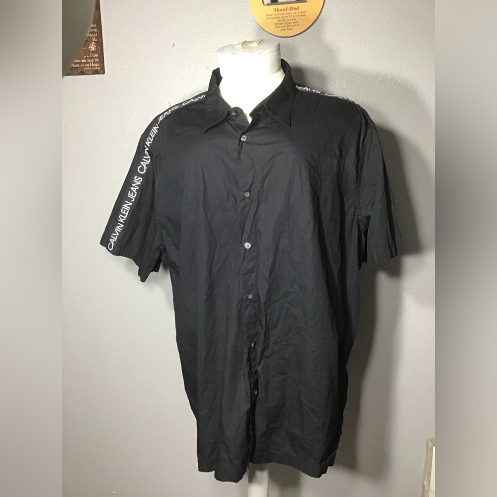 CALVINISMOS KLEIN  BUTTON DOWN BLACK/WHITE LETTERING ON SLEEVE  Sz 3XL